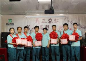 李總為師傅頒發(fā)聘書